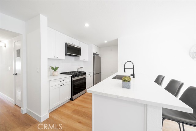 Detail Gallery Image 6 of 32 For 957 S Gramercy Dr #105,  Los Angeles,  CA 90019 - 2 Beds | 2 Baths
