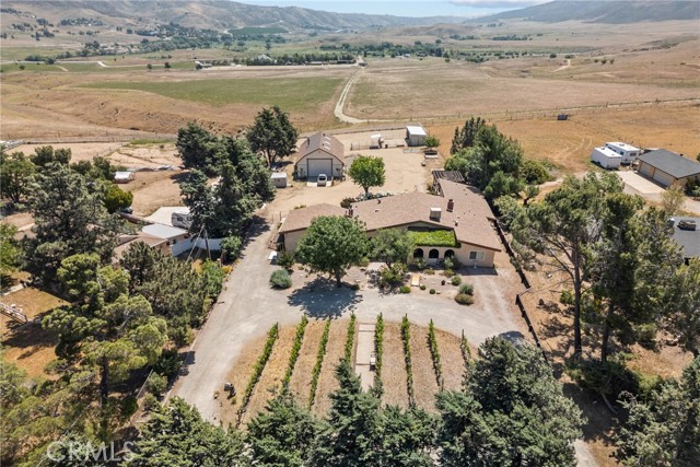 39662 86th W Street, Leona Valley CA: https://media.crmls.org/medias/74397987-0852-485c-9039-27c0d2ee8783.jpg