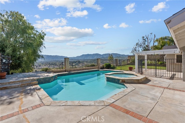 Detail Gallery Image 4 of 40 For 17050 Canvas, Canyon Country,  CA 91387 - 4 Beds | 2 Baths