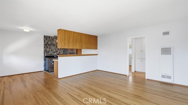 Detail Gallery Image 2 of 20 For 1020 E 2nd St #10,  Long Beach,  CA 90802 - 1 Beds | 1 Baths