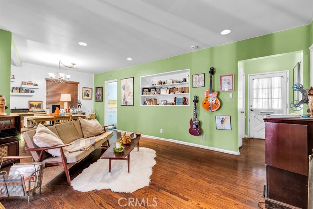 Detail Gallery Image 5 of 31 For 5425 Halbrent, Sherman Oaks,  CA 91411 - 3 Beds | 2 Baths