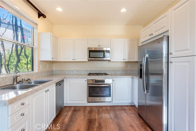 Detail Gallery Image 8 of 42 For 27807 Crown Court Cir #3,  Valencia,  CA 91354 - 3 Beds | 2/1 Baths