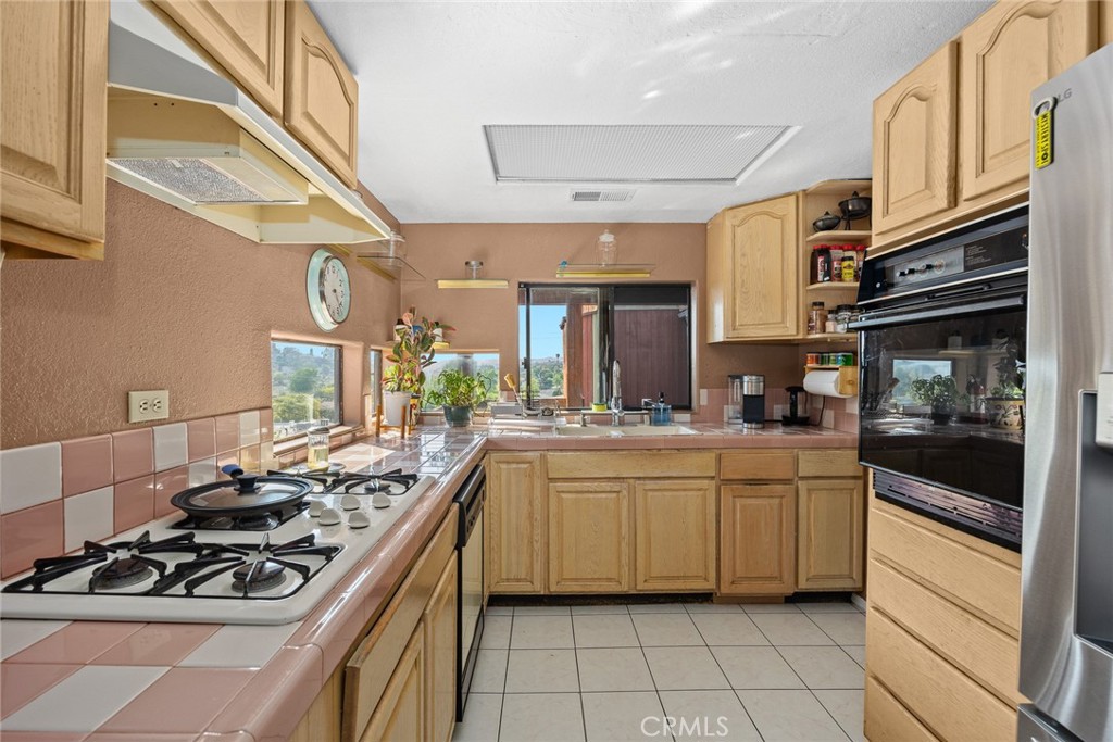 https://media.crmls.org/medias/7441a033-5c94-4d01-8dc5-45e9b06bed60.jpg?preset=X-Large