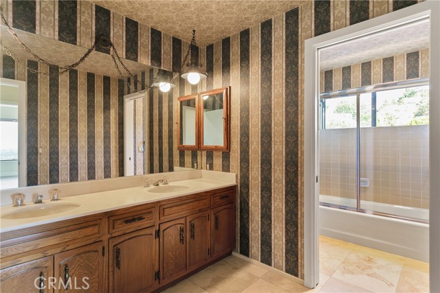 Detail Gallery Image 28 of 38 For 652 Robin Glen Dr, Glendale,  CA 91202 - 4 Beds | 5 Baths