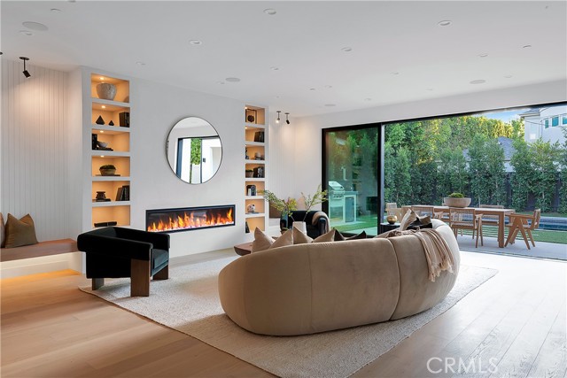 4455 Katherine Avenue, Sherman Oaks CA: https://media.crmls.org/medias/7442a575-f737-4b0b-8618-5148694f4620.jpg