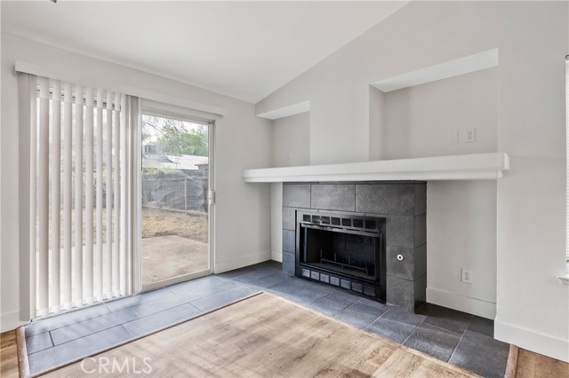 1967 N Ventura Avenue, Farmersville CA: https://media.crmls.org/medias/74457371-f89c-4fd8-99de-e57a9260b3b0.jpg