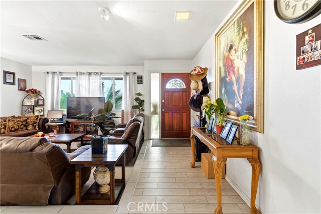 Detail Gallery Image 2 of 3 For 9394 Kempster Ave, Fontana,  CA 92335 - 3 Beds | 2 Baths