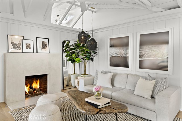 592 Bluebird Canyon Drive, Laguna Beach CA: https://media.crmls.org/medias/7447a2a5-fe0a-455d-a30d-ef06e88820ae.jpg