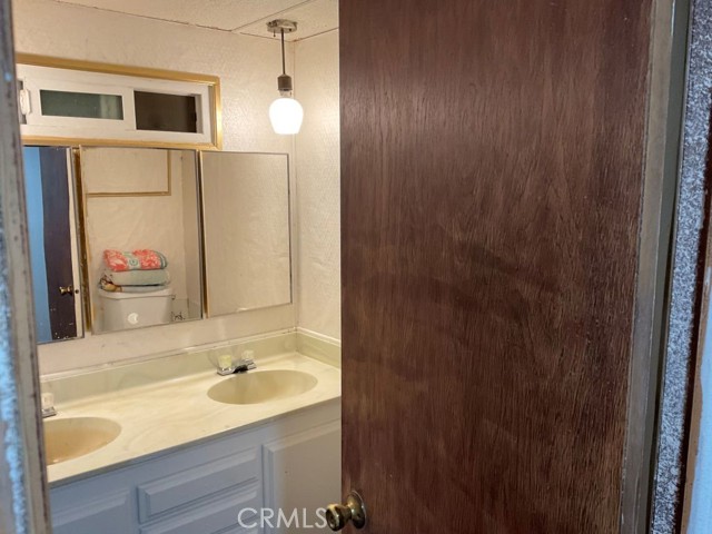 15678 AVION Lane, Victorville CA: https://media.crmls.org/medias/7448b0ba-92ce-4a41-af35-ff7433d9c3bd.jpg