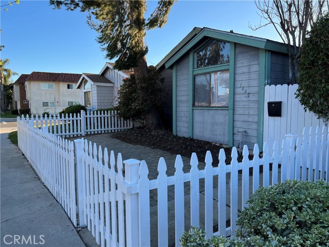 Detail Gallery Image 3 of 23 For 1605 Huntington St, Huntington Beach,  CA 92648 - 2 Beds | 2 Baths