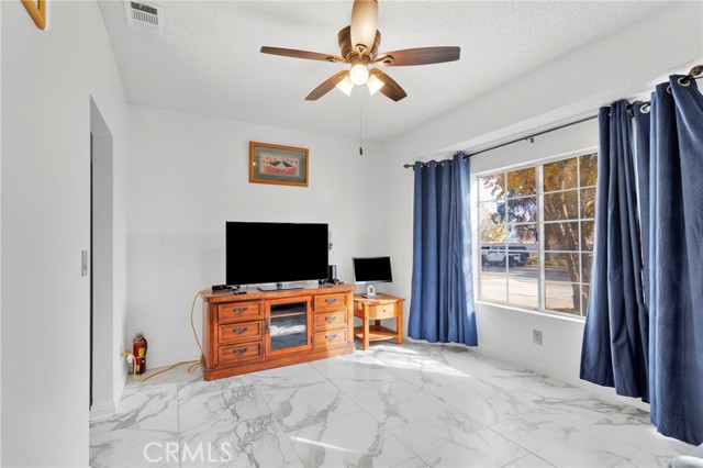 Detail Gallery Image 13 of 54 For 9788 9th Ave, Hesperia,  CA 92345 - 3 Beds | 3 Baths