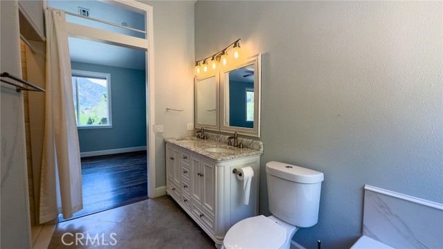 NICE MASTER BATHROOM.