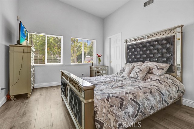 5115 Boda Pl, Woodland Hills CA: https://media.crmls.org/medias/74521322-f585-44b5-8719-b9ebf2586bac.jpg
