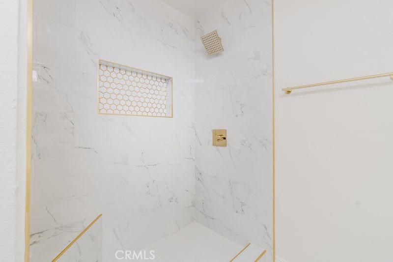 https://media.crmls.org/medias/7453432f-0e9a-49c2-a897-c3c9b053a884.jpg?preset=X-Large