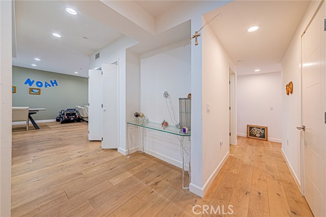 4813 Oakwood Avenue, Los Angeles CA: https://media.crmls.org/medias/74534622-e5a6-41fd-b5bc-fd5bcaa2e402.jpg