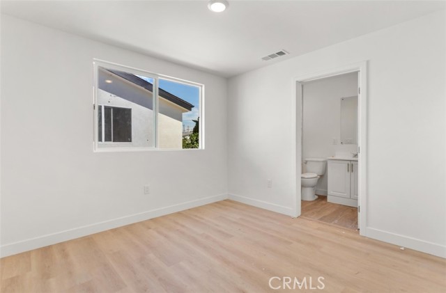 Detail Gallery Image 18 of 45 For 703 W 80th St, Los Angeles,  CA 90044 - 4 Beds | 4 Baths