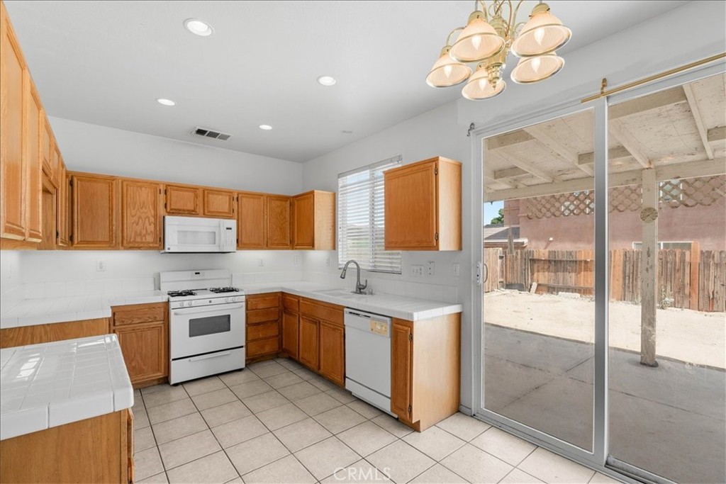 https://media.crmls.org/medias/745b5d07-5860-47cd-8960-ac956e0a9aa7.jpg?preset=X-Large