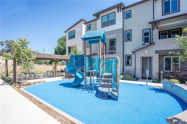 Detail Gallery Image 5 of 15 For 11745 Florence #2,  Santa Fe Springs,  CA 90670 - 3 Beds | 2/2 Baths