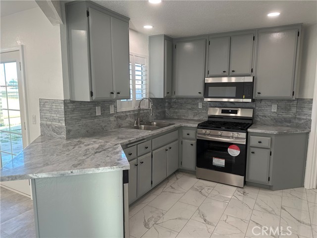 Detail Gallery Image 3 of 19 For 10352 Primrose Ct, Hesperia,  CA 92345 - 4 Beds | 3 Baths