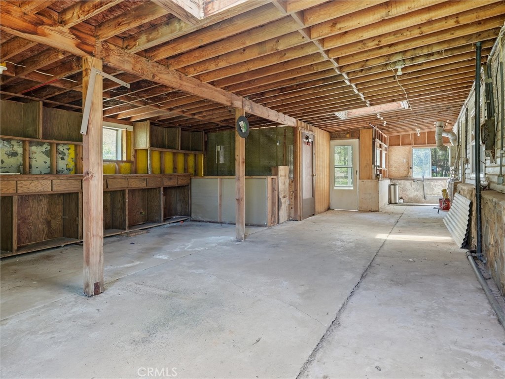https://media.crmls.org/medias/745d9cd9-8109-4d1e-b0ab-f549beedbf95.jpg?preset=X-Large