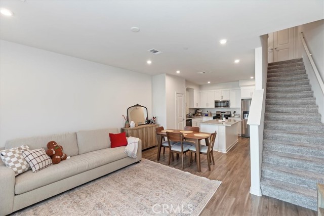 Detail Gallery Image 9 of 39 For 129 Dove Lndg, Covina,  CA 91722 - 3 Beds | 3 Baths