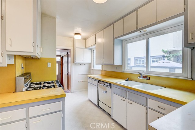 Detail Gallery Image 11 of 16 For 222 Avenue D, Redondo Beach,  CA 90277 - 3 Beds | 2/1 Baths