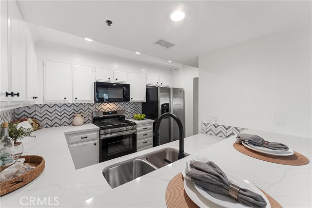 Detail Gallery Image 16 of 40 For 260 Cagney Ln #205,  Newport Beach,  CA 92663 - 2 Beds | 1 Baths