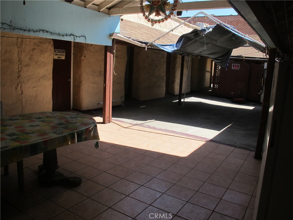https://media.crmls.org/medias/746bedae-a76f-43e7-a272-6aa08db55699.jpg?preset=X-Large