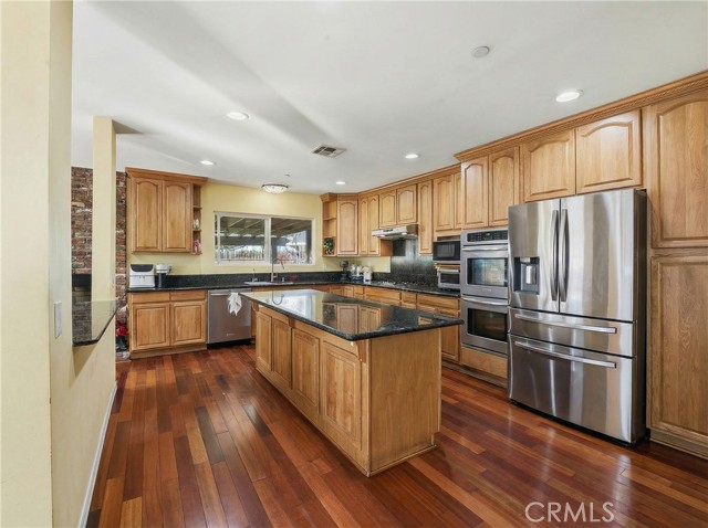 Detail Gallery Image 4 of 25 For 6545 Dos Rios Rd, Downey,  CA 90240 - 5 Beds | 3 Baths