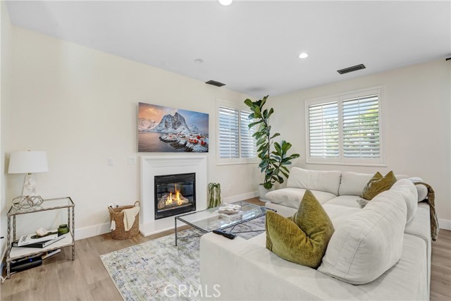 Detail Gallery Image 6 of 34 For 19920 Holly Dr, Saugus,  CA 91350 - 3 Beds | 2/1 Baths