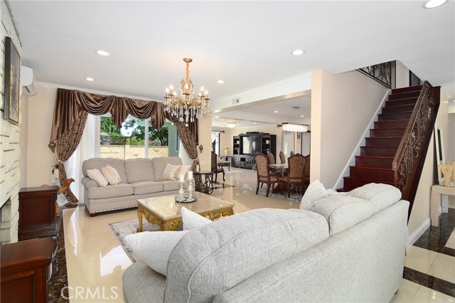 Detail Gallery Image 6 of 42 For 6508 Moorcroft Ave, Woodland Hills,  CA 91303 - 5 Beds | 3/1 Baths