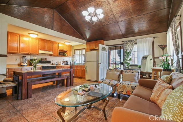 1419 S Redondo Boulevard, Los Angeles CA: https://media.crmls.org/medias/7470cb4a-8ff2-4215-ae1f-a7c4dc3b9018.jpg