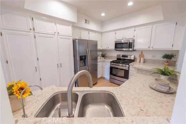 Detail Gallery Image 4 of 39 For 20151 Sealpoint Ln #109,  Huntington Beach,  CA 92646 - 2 Beds | 2 Baths