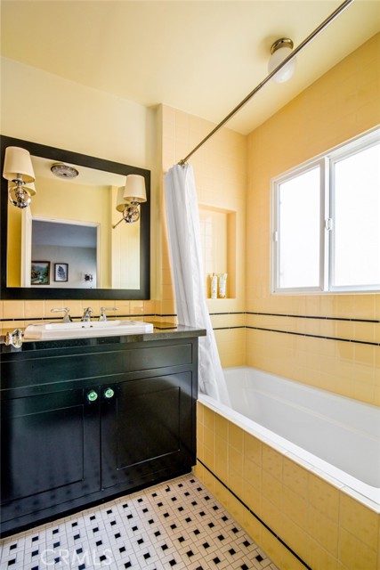 Detail Gallery Image 35 of 41 For 8246 4th St, Los Angeles,  CA 90048 - 2 Beds | 2 Baths