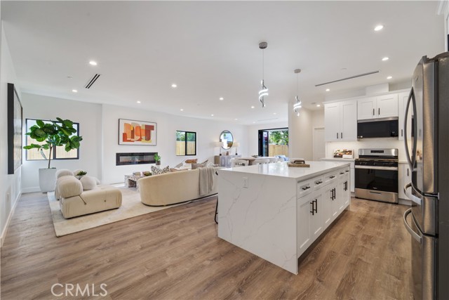 Detail Gallery Image 8 of 20 For 7717 Jamieson Ave, Reseda,  CA 91335 - 3 Beds | 3 Baths