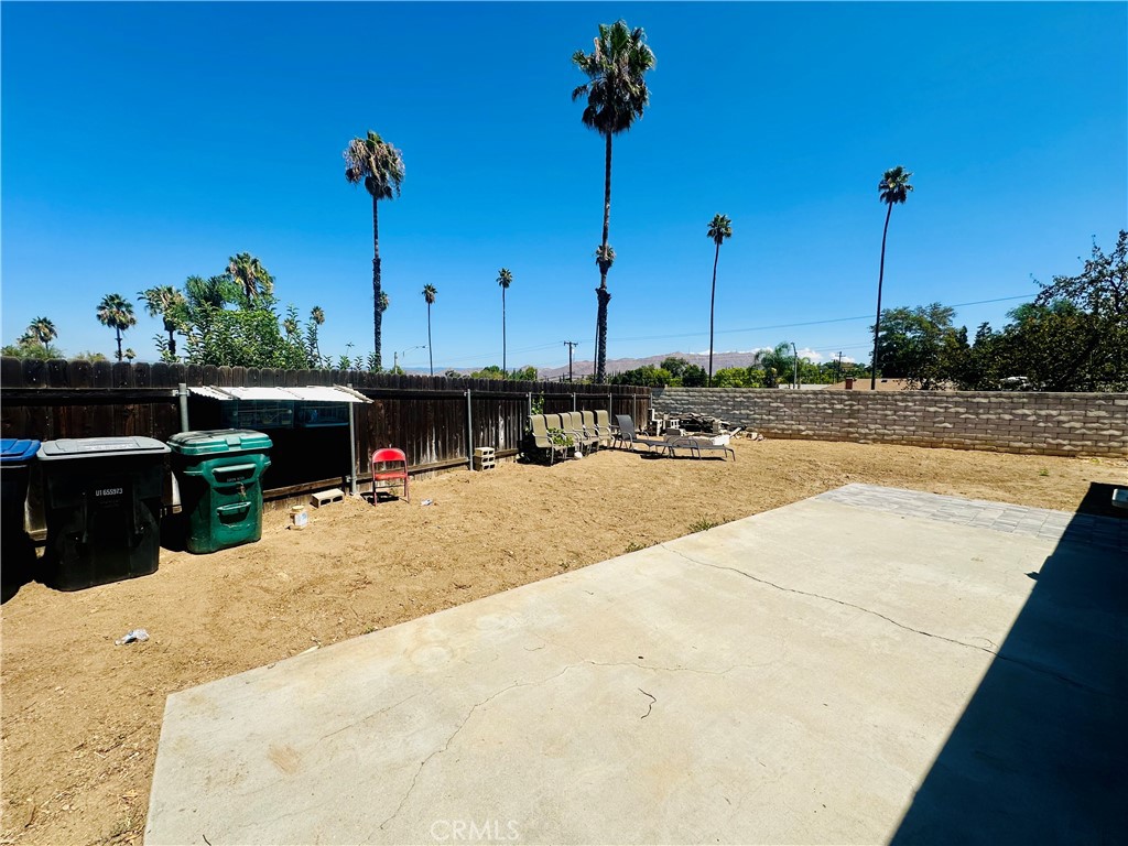 https://media.crmls.org/medias/747a7026-2775-4ab3-985c-eea77297be3b.jpg?preset=X-Large