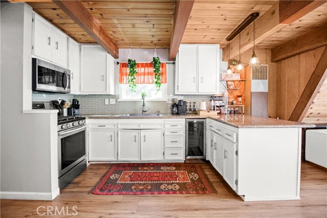 Detail Gallery Image 8 of 30 For 33020 Arrowbear Dr, Running Springs,  CA 92382 - 3 Beds | 2/1 Baths