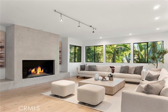 5265 Del Moreno Drive, Woodland Hills CA: https://media.crmls.org/medias/747c27d1-ae9c-4334-9c61-d79004abf6b9.jpg