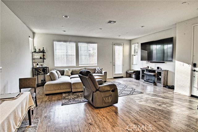 Detail Gallery Image 4 of 26 For 202 Bay Laurel Ct, Vista,  CA 92083 - 3 Beds | 2/1 Baths