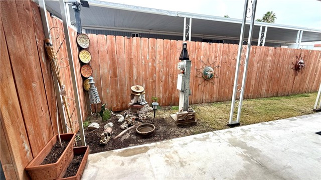 25521 Lincoln Avenue, Hemet CA: https://media.crmls.org/medias/7481f0b4-35eb-42be-b878-e9bd1354dd5d.jpg