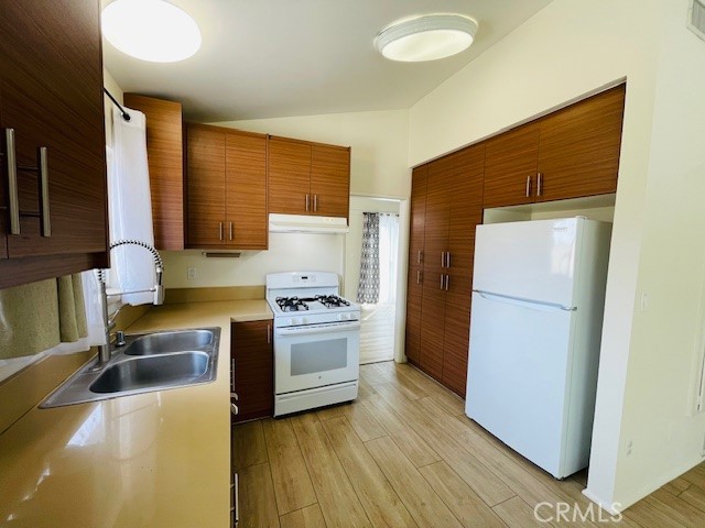 Detail Gallery Image 14 of 27 For 9722 Geyser Ave, Northridge,  CA 91324 - 3 Beds | 2 Baths