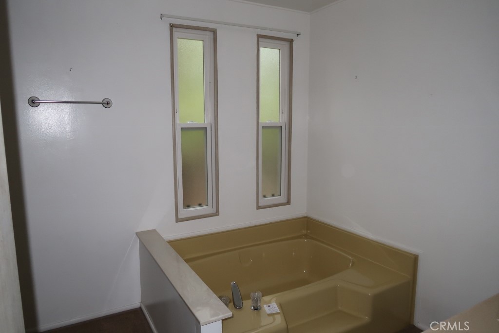 https://media.crmls.org/medias/7483e71d-2007-45fc-964a-535956e5c095.jpg?preset=X-Large
