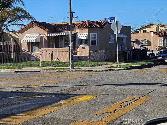 159 E 105th Street, Los Angeles CA: https://media.crmls.org/medias/74840371-da69-424a-aecb-b4ddaf235652.jpg