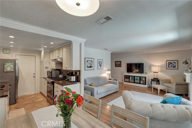 1180 Strawberry Lane, Glendora CA: https://media.crmls.org/medias/74897da6-722d-4a23-b9f9-f30d88312c41.jpg