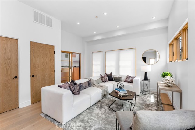 1035 1/2 N Vista Street, West Hollywood CA: https://media.crmls.org/medias/7489d9dd-cf4a-4d1b-bd18-2e92acfb3e4c.jpg
