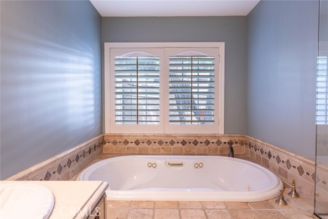 24208 Heritage Lane, Newhall CA: https://media.crmls.org/medias/748bafdd-fb57-46b6-81fc-64e97a7514f5.jpg