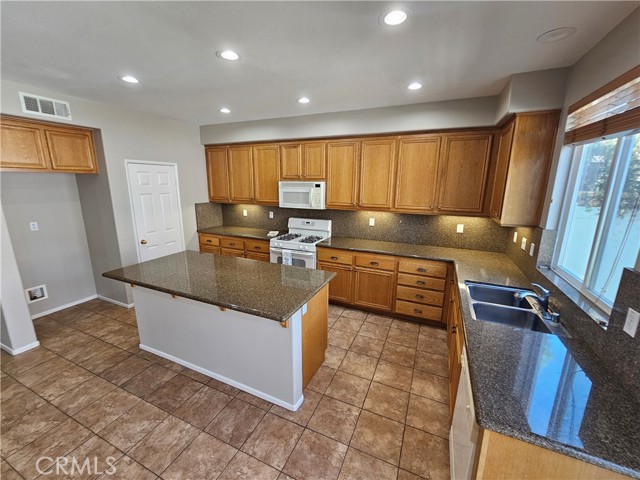 Detail Gallery Image 12 of 37 For 28882 Lakefront, Temecula,  CA 92591 - 3 Beds | 2/1 Baths