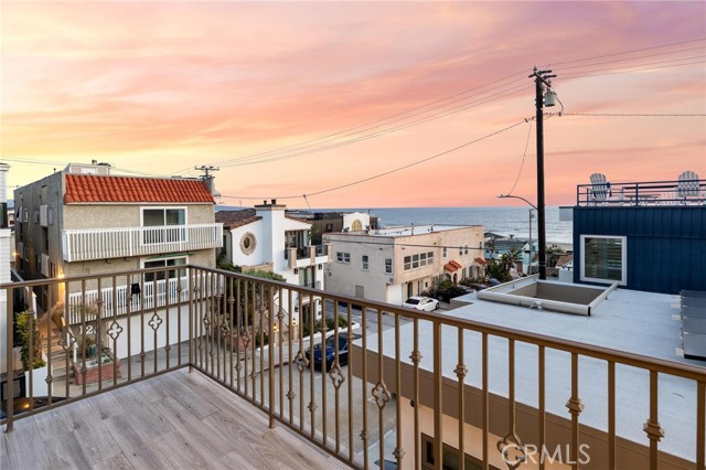 133 33rd Street, Hermosa Beach, California 90254, 4 Bedrooms Bedrooms, ,4 BathroomsBathrooms,Single Family Residence,For Sale,33rd,SB24113188