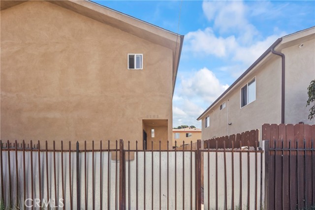 6102 S San Pedro Street, Los Angeles CA: https://media.crmls.org/medias/748fad77-82d9-4713-b0dc-8ff0b7c7cd1e.jpg