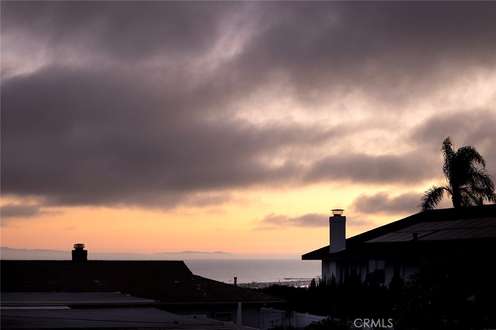 https://media.crmls.org/medias/748fcbb3-4599-47ef-9fde-e423697964b2.jpg?preset=X-Large